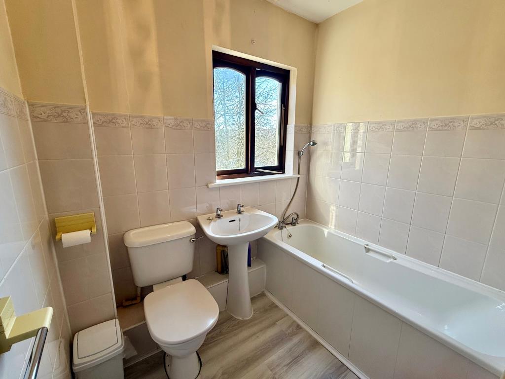 Lot: 117 - VACANT TOP FLOOR FLAT - Bathroom with W.C.